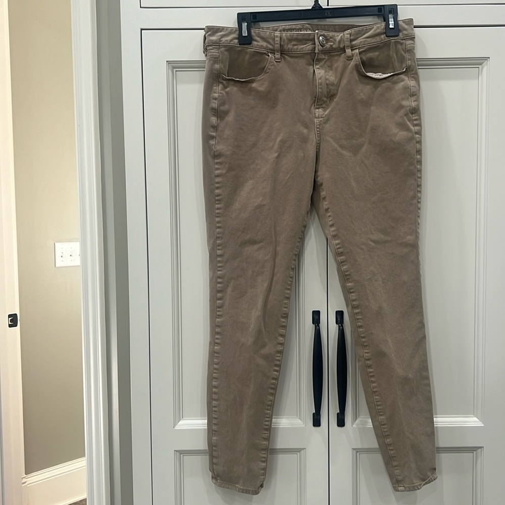 AMERICAN EAGLE Super Super Stretch Khaki Tan Hi-Rise Skinny Jegging. Women’s 10